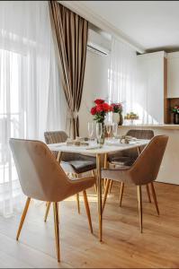 a dining room with a table and chairs at Smarald Luxury Apartment in Satu Mare