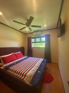Postel nebo postele na pokoji v ubytování Siargao Sunset Bay Beach Villas + 37 fotografií