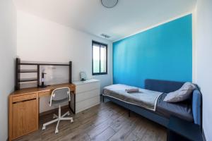 sypialnia z łóżkiem, biurkiem i komputerem w obiekcie Bella Villa Piscine & jacuzzi w Marsylii +18 zdjęć