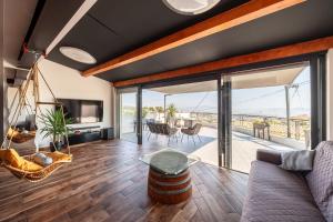 salon z kanapą i stołem w obiekcie Bella Villa Piscine & jacuzzi w Marsylii