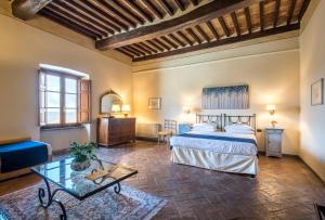 Postel nebo postele na pokoji v ubytování Hotel Palazzo Squarcialupi + 37 fotografií