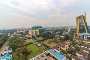 une vue d'une ville avec des bâtiments et un parc dans l'établissement Nyumbani Oasis - Tastefully Furnished Three Bedroom Apartment In Kilimani, à Nairobi