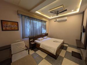 a small room with a bed and a window at Kishori Vatika in Rāmnagar