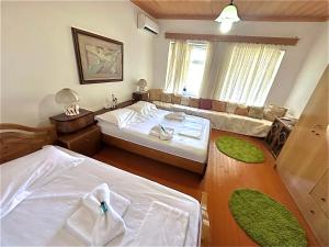 Postel nebo postele na pokoji v ubytování Grandpas House