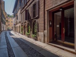 an empty street in an alley with buildings at Italstay - Disciplini Duplex - 10 min dal Duomo in Milan