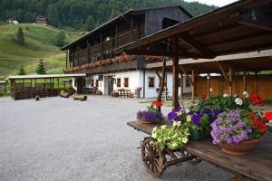 ein Gebäude mit Blumen davor in der Unterkunft Albergo Riglarhaus in Sauris