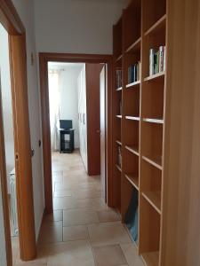 Knihovna v apartmánu