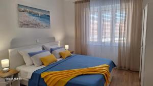 Postel nebo postele na pokoji v ubytování Apartment Banjol 137