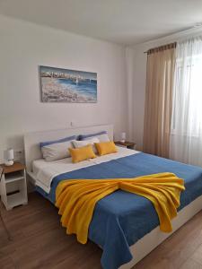 Postel nebo postele na pokoji v ubytování Apartment Banjol 137
