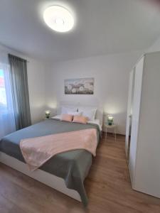 Postel nebo postele na pokoji v ubytování Apartment Banjol 137