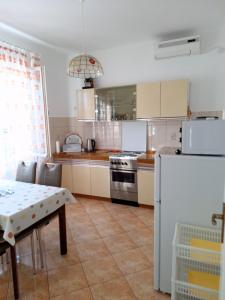 Kuchyň nebo kuchyňský kout v ubytování Apartment Banjol 137