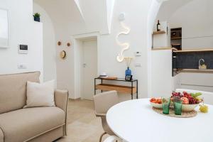 un salon avec une table blanche et un canapé dans l'établissement I ricami di Annina, à Castellana Grotte 27 autres photos
