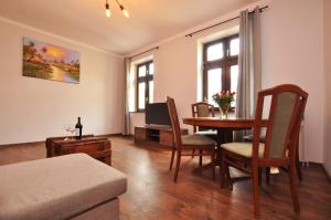 Posedenie v ubytovaní Stylowy 2-pokojowy apartament 5 min. od Rynku