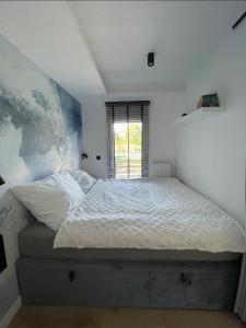 Ένα ή περισσότερα κρεβάτια σε δωμάτιο στο Blue Waves Apartament Trzęsacz z podgrzewanym basenem