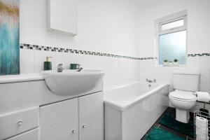 Koupelna v ubytování Witton Lodge 3 Bedroom House - Long Stay Offers + 37 fotografií
