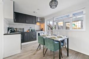 Η κουζίνα ή μικρή κουζίνα στο Luxury 3 bedroom house in Ashford with WiFi and Free parking