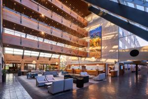 The Inverness Denver, a Hilton Golf & Spa Resort的休息区