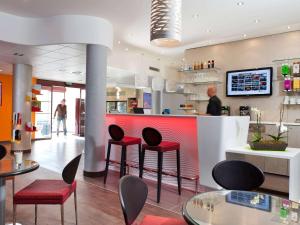 Кухня или мини-кухня в Novotel Suites Perpignan Centre
