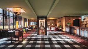 Uma área de estar em Graduate by Hilton Columbus