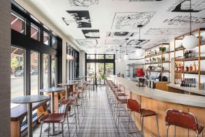 O lounge ou bar de Graduate by Hilton Columbus