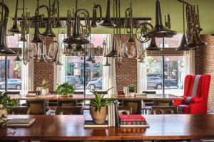 Um restaurante ou outro lugar para comer em Graduate by Hilton Columbus