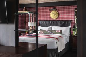 Cama ou camas em um quarto em Graduate by Hilton Columbus