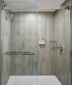 Um banheiro em Graduate by Hilton Columbus