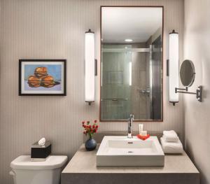Um banheiro em Graduate by Hilton Columbus