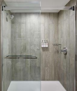 Um banheiro em Graduate by Hilton Columbus