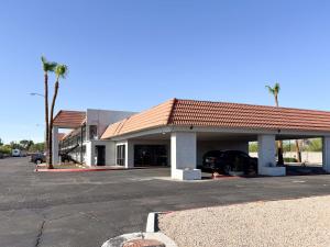 un distributore di benzina con un'auto nel garage di Motel 6 Mesa, AZ - Downtown a Mesa