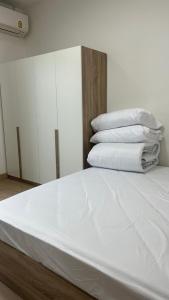 Ένα ή περισσότερα κρεβάτια σε δωμάτιο στο ไนซ์สเตย์ เฮาส์ แอทคลองสาม รังสิต คลองหลวง ปทุมธานี Nice Stay House at Khlong Sam - Rangsit - Khlong Luang - Phathumthani Self Check-in เช็คอินด้วยตนเอง