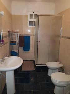 ein Badezimmer mit zwei Waschbecken, einer Dusche und einem WC in der Unterkunft Madeira house garden Villa in Estreito de Câmara de Lobos + 26 Fotos