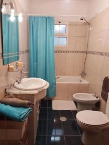 ein Badezimmer mit Waschbecken, Toilette und Badewanne in der Unterkunft Madeira house garden Villa in Estreito de Câmara de Lobos