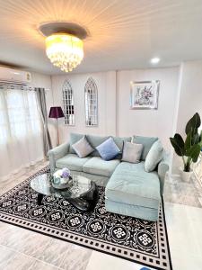 Χώρος καθιστικού στο Comfort Home Patong