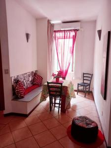 a living room with a couch and a table at Rosso rubino in Rome