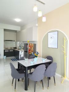 O bucătărie sau chicinetă la The Dream Home Country Garden Danga Bay