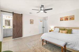 Ένα ή περισσότερα κρεβάτια σε δωμάτιο στο Modern renovated beach oasis home with private pool +14 φωτογραφίες