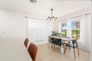 Φωτογραφία από το άλμπουμ του Modern renovated beach oasis home with private pool σε Boynton Beach