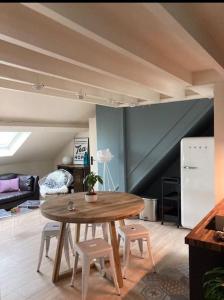 Un comedor con una mesa y sillas en una habitación. en Charmant duplex centre historique Abbaye aux hommes, en Caen