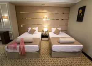 Postel nebo postele na pokoji v ubytování Cairo Taj Hotels & Suites- Mohandessin