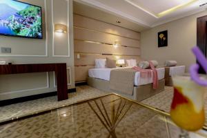 TV a/nebo společenská místnost v ubytování Cairo Taj Hotels & Suites- Mohandessin