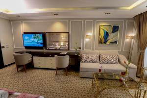 TV a/nebo společenská místnost v ubytování Cairo Taj Hotels & Suites- Mohandessin