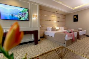 TV a/nebo společenská místnost v ubytování Cairo Taj Hotels & Suites- Mohandessin