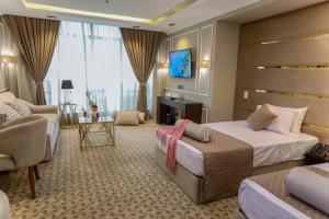 TV a/nebo společenská místnost v ubytování Cairo Taj Hotels & Suites- Mohandessin