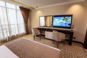 TV a/nebo společenská místnost v ubytování Cairo Taj Hotels & Suites- Mohandessin