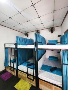 Postel nebo postele na pokoji v ubytování Evoke Hostels, Hiriketiya beach + 20 fotografií