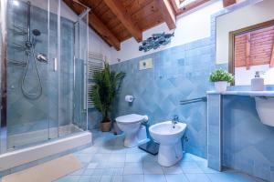 ミラノにあるRomantic Suite Navigli - 15min Duomo - FREE parkingのトイレ、シャワー、洗面台を備えたバスルーム