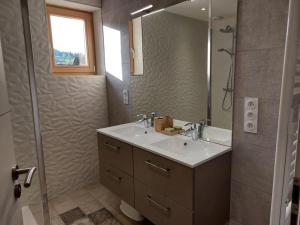 Et badeværelse på Maison 120 m2 à Gerardmer proche centre ville + 15 billeder