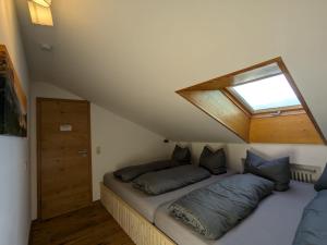 Postel nebo postele na pokoji v ubytování Ferienwohnung Alpenhorn in Bolsterlang Sommerbergbahn kostenlos