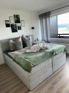 En eller flere senge i et værelse på Highlight Maisonette - 94 qm und bis zu 6 Personen!